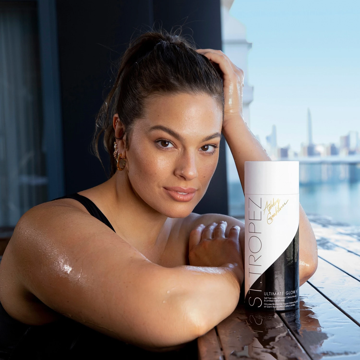 St. Tropez Kit Ultimate Glow Ashley Graham - Mousse Bronzante & Gant Edition Limitée 4 St. Tropez Kit Ultimate Glow Ashley Graham - Mousse Bronzante & Gant Edition Limitée – Image 2